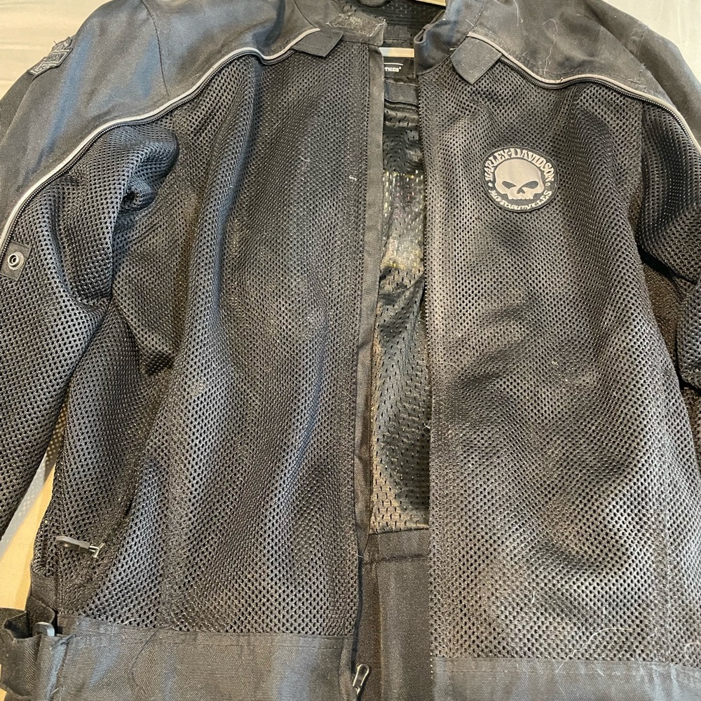 Perforated riding jacket for men size is x-large